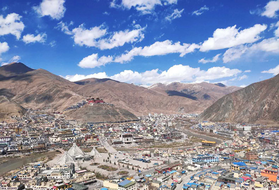 三江源的牧民：放下放牛鞭，穿上管护服