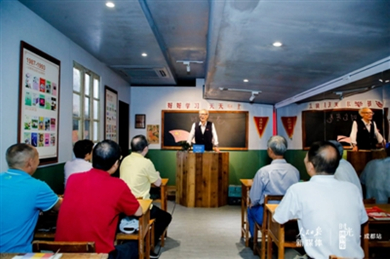 阔别48年的班会 图据人民日报客户端