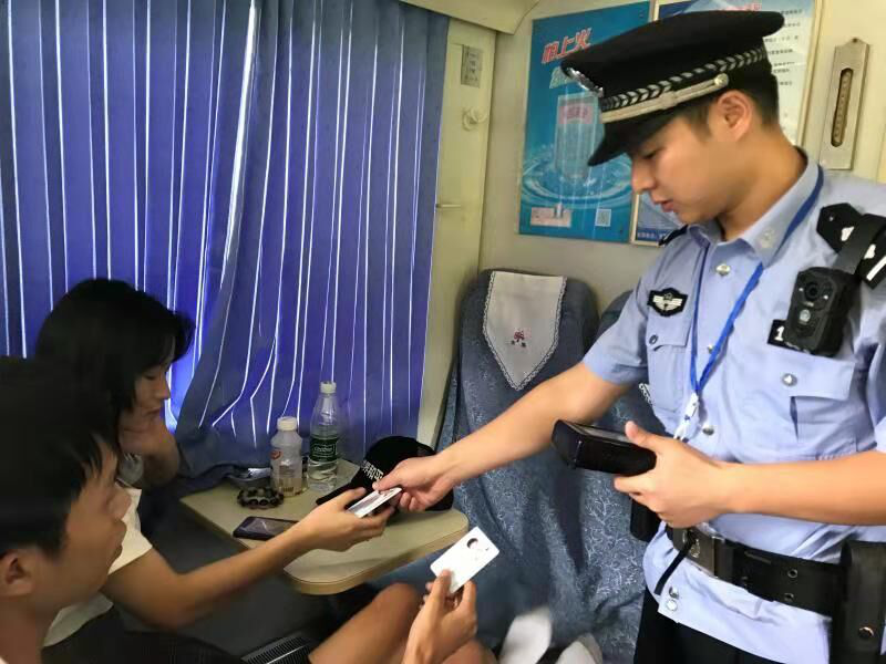 中秋节前夕，赣州铁路正在列车上查验乘客车票。