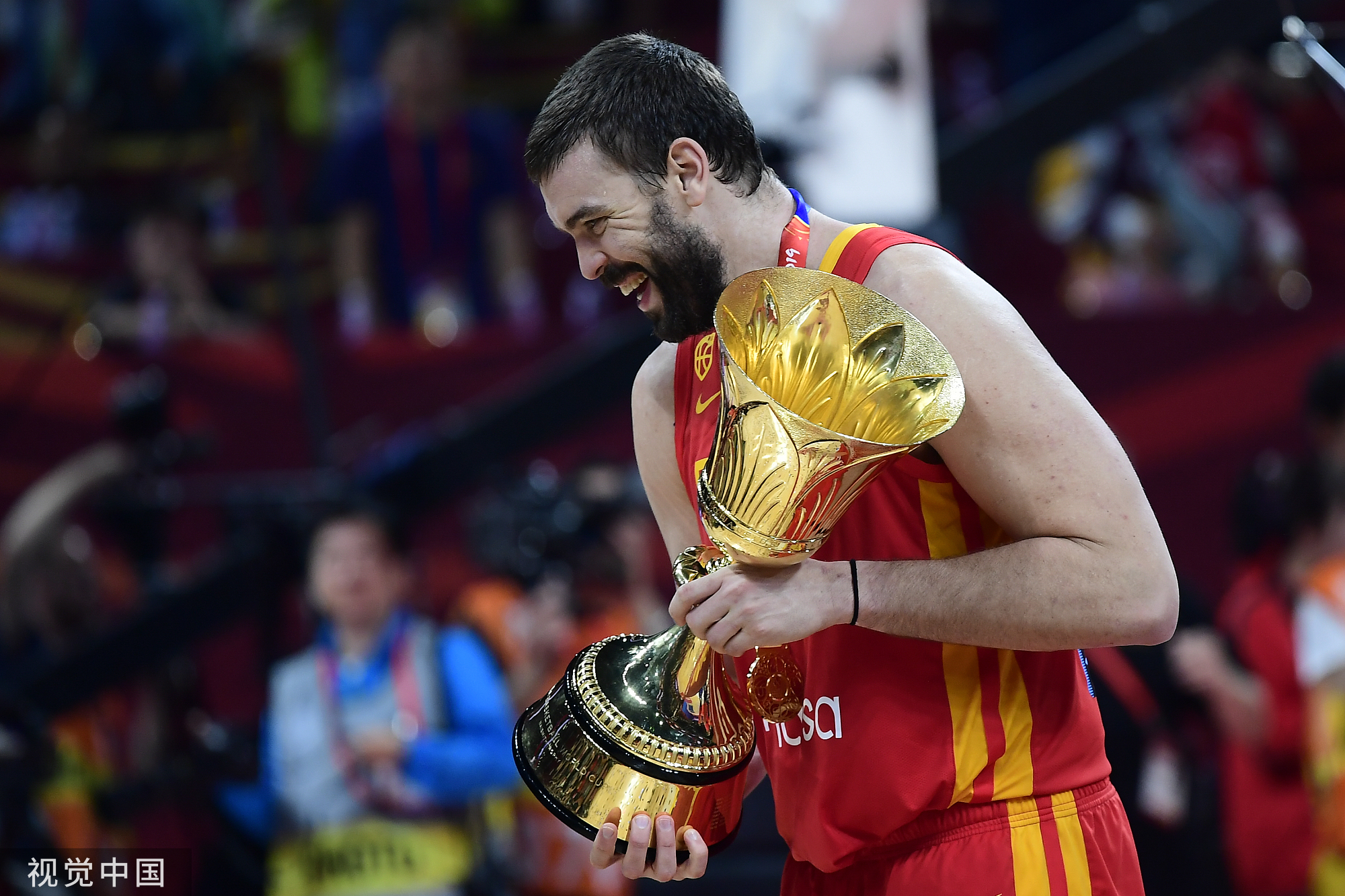 三个月内接连夺得nba总冠军和世界杯冠军奖杯,西班牙队主力小加索尔