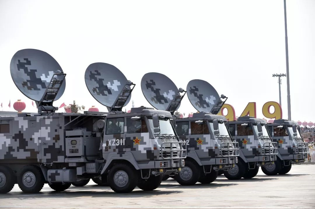 新华社记者 普布扎西 摄△这是反坦克导弹方队接受检阅.