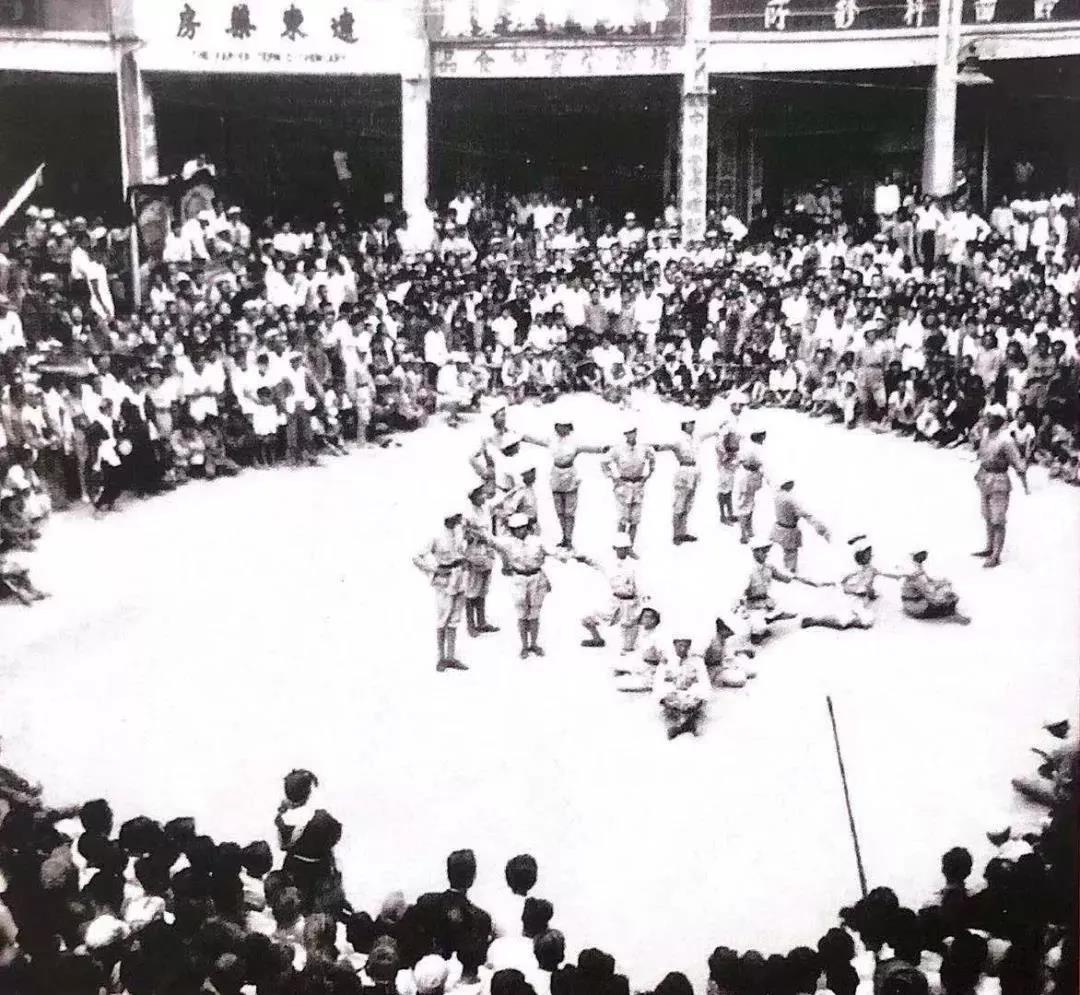 解放军与市民在街头庆祝厦门解放