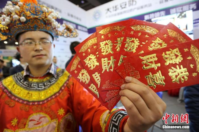 看春晚,发红包,逛庙会……中国"年味儿"飘向世界