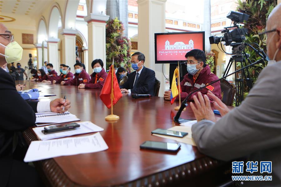 　　4月1日，在委内瑞拉首都加拉加斯总统府观花宫，中国抗疫医疗专家组成员同委疫情防控领导委员会举行工作会议。 新冠肺炎疫情发生以来，习近平主席时刻关注国内外疫情形势，高度重视抗疫国际合作，多次作出重要指示批示，频频开展元首外交，从构建人类命运共同体高度，亲自推动疫情防控国际合作。 新华社发（委内瑞拉总统府供图）