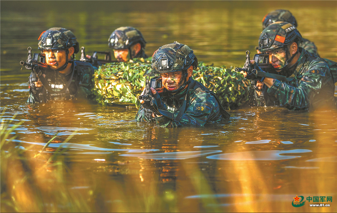 密林出击武警四川总队自贡支队反恐演练掠影