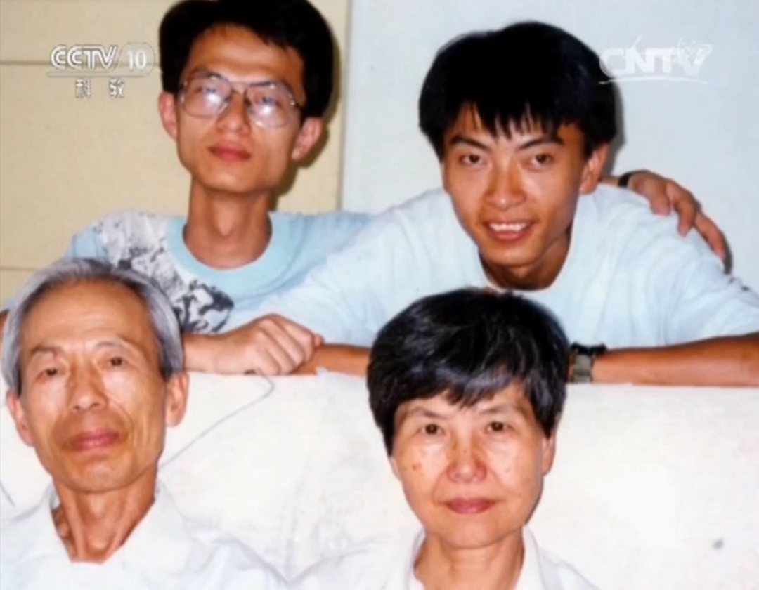 樊锦诗一家合影为了结束聚少离多的家庭生活彭金章做出牺牲,放弃了