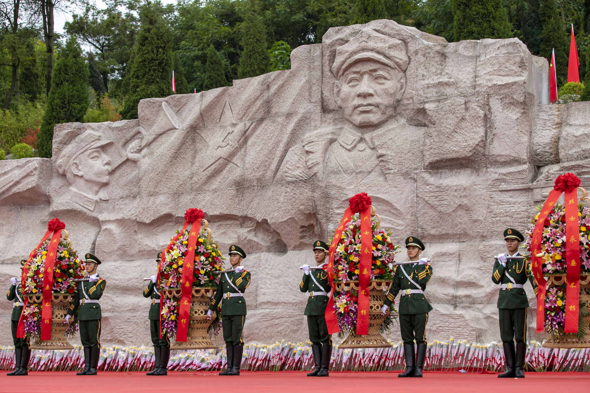 敬献花篮 缅怀先烈 在铭记苦难中砥砺前行_军事频道_央视网(cctv.com)