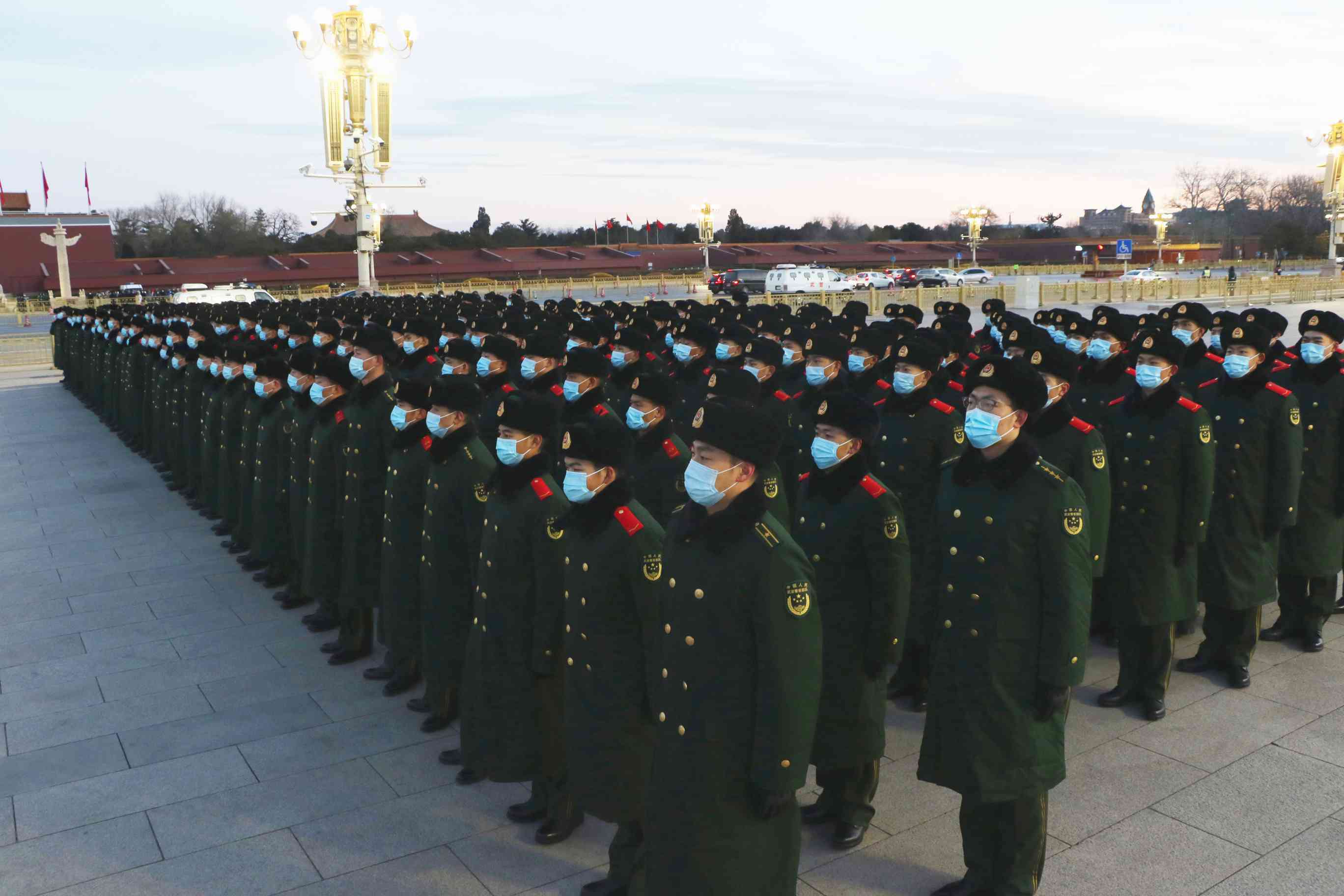 部队庄严肃穆等待升旗仪式  韩晓振摄新兵们满怀期待迎接升旗方队的到