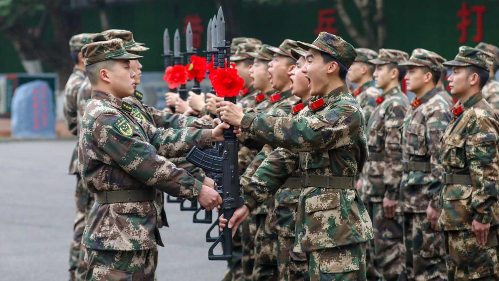 重庆武警:新兵光荣授枪 吹响使命号角