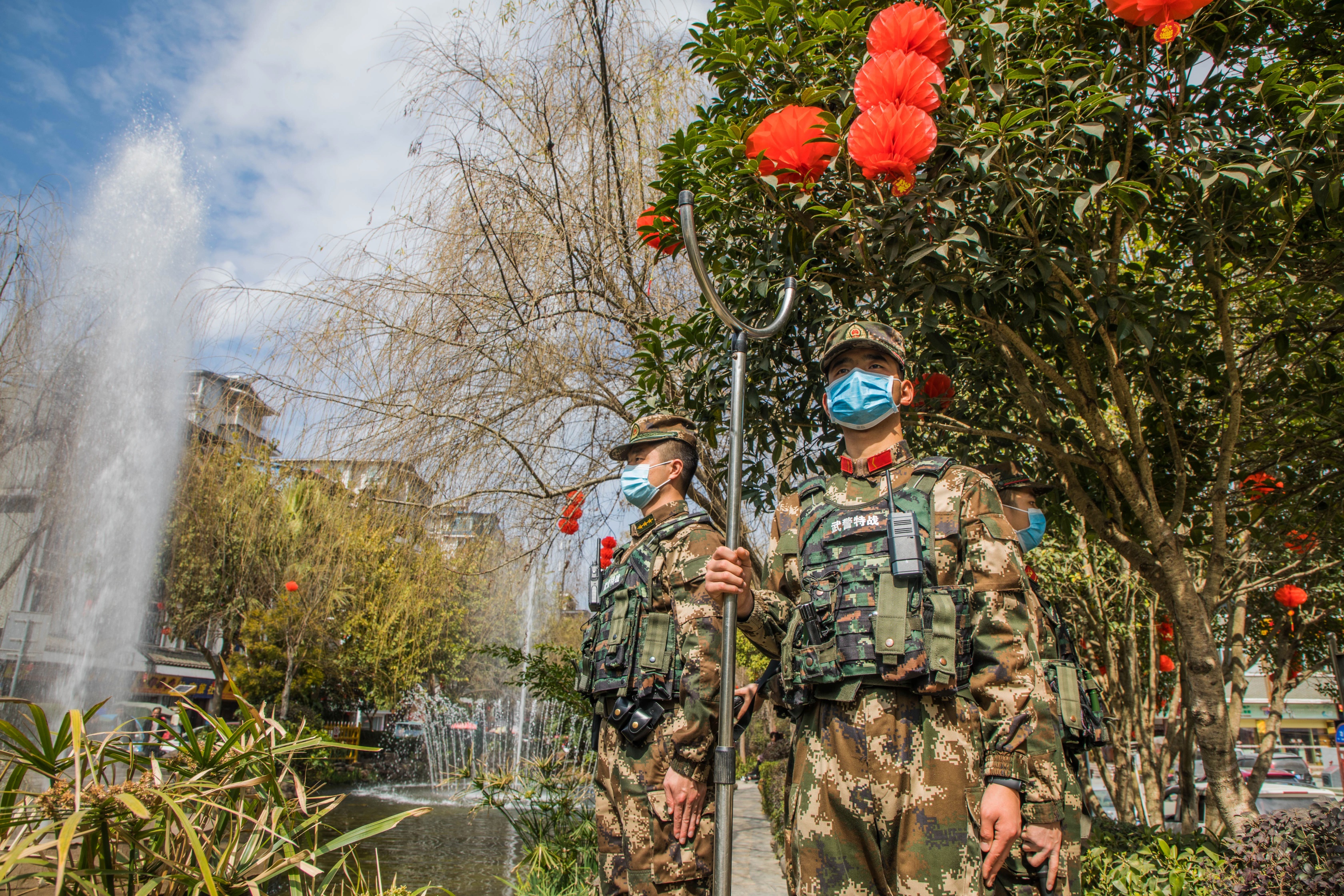 广西来宾武警官兵春节巡逻守护万家灯火