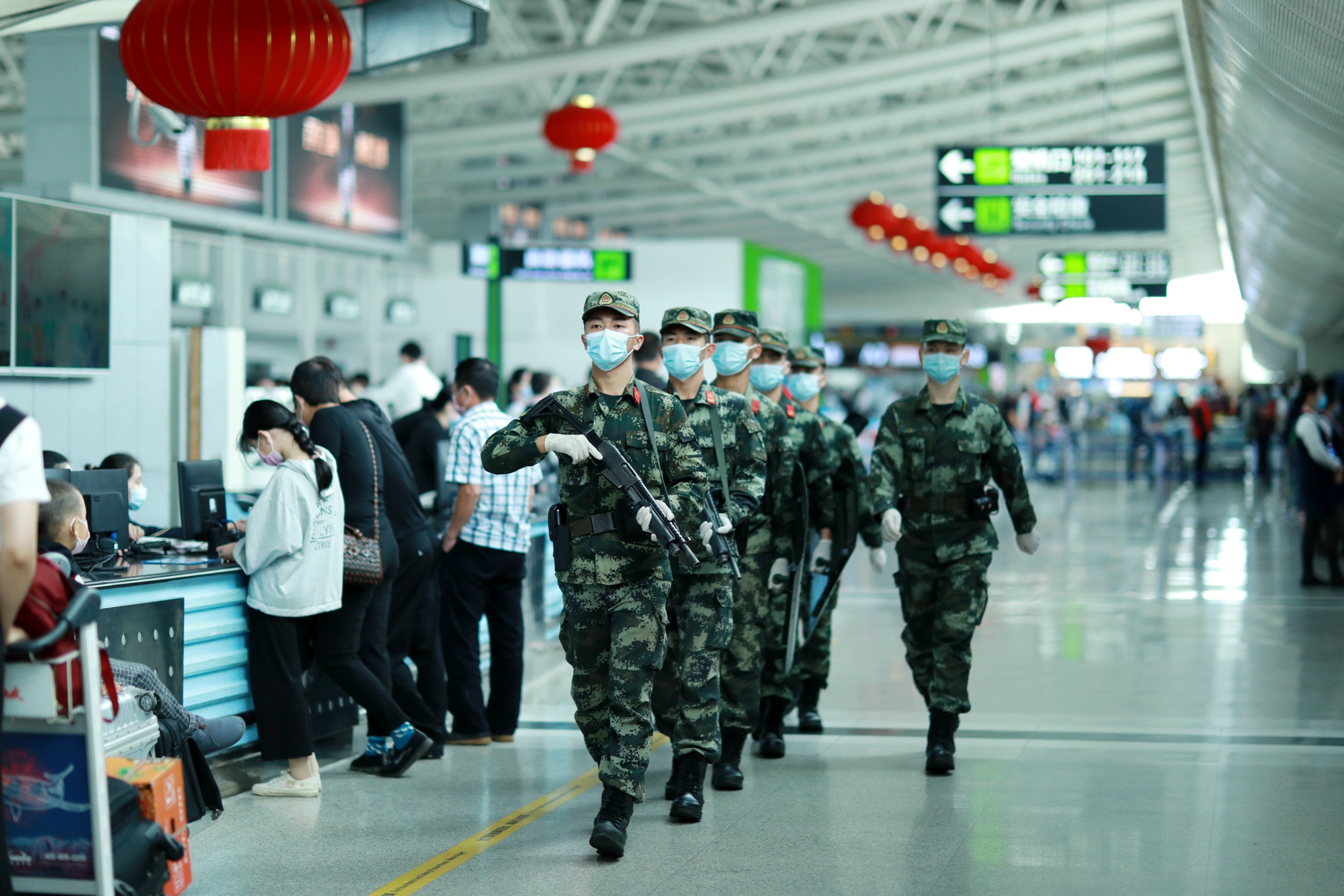 海南三亚武警官兵春节执勤保平安