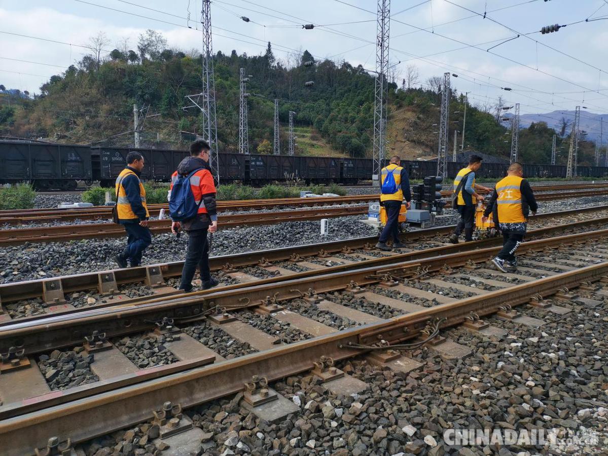 杨军:铁轨探伤员,在钢轨中探测毫米级的安全隐患
