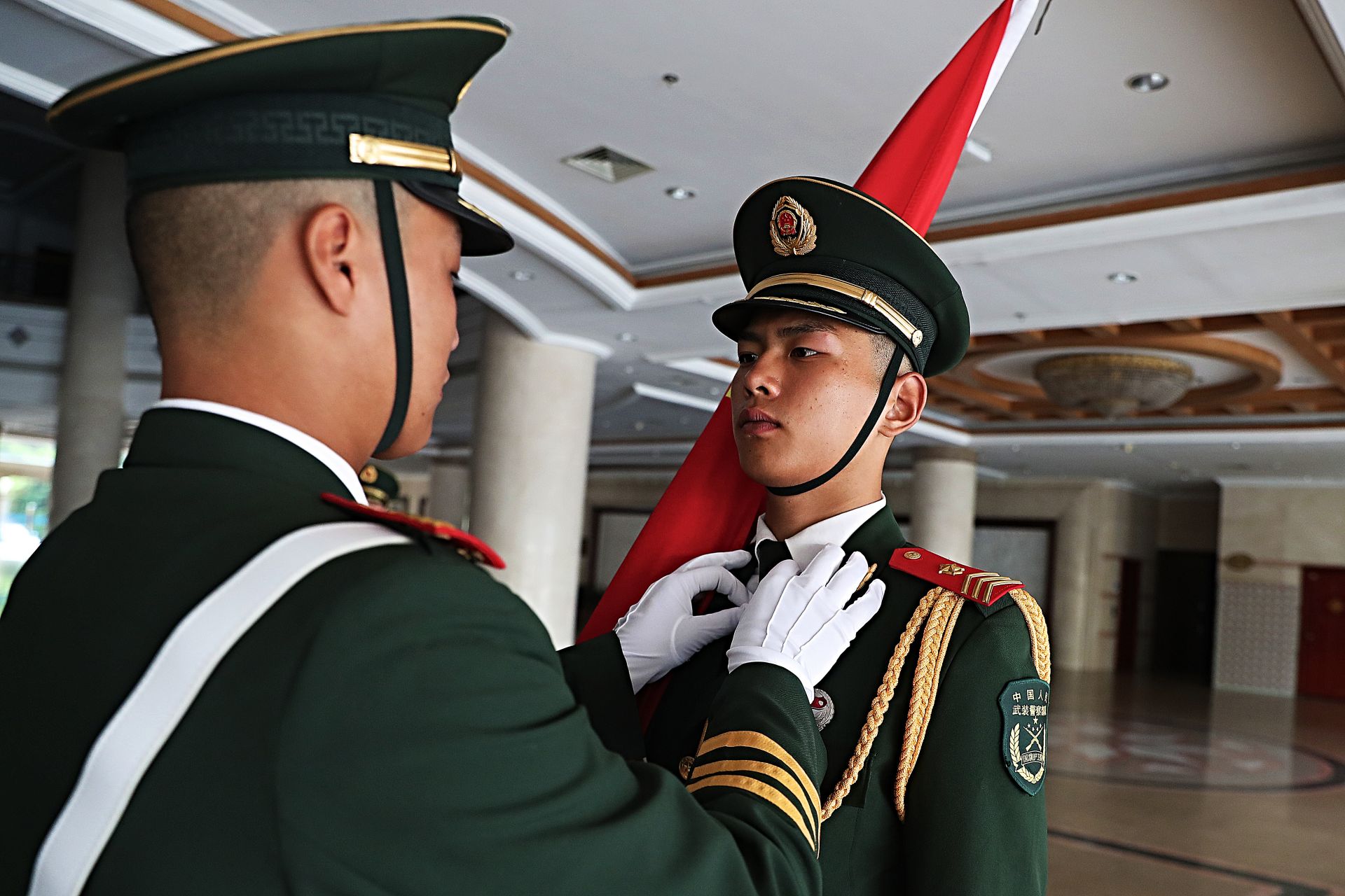 武警南宁支队在广西民族广场举行升旗仪式