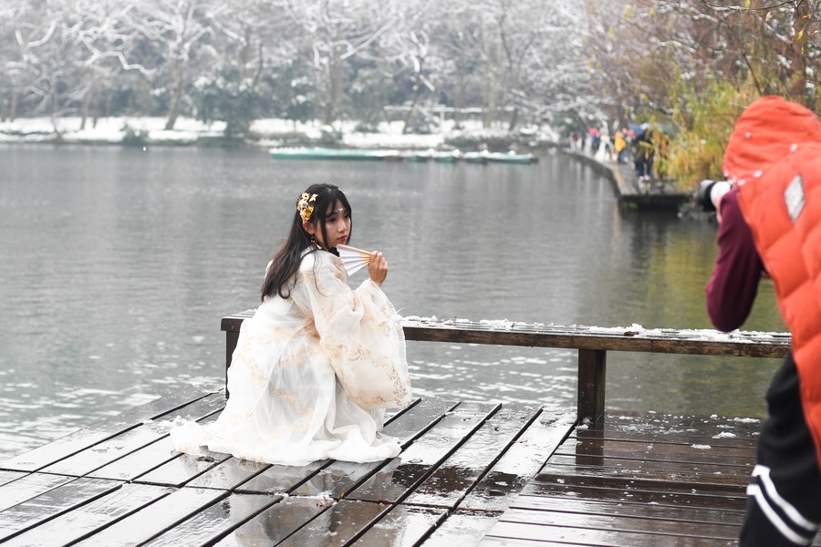 Traditional Han clothing a major hit among Generation Z_英语频道_央视网(cctv.com)
