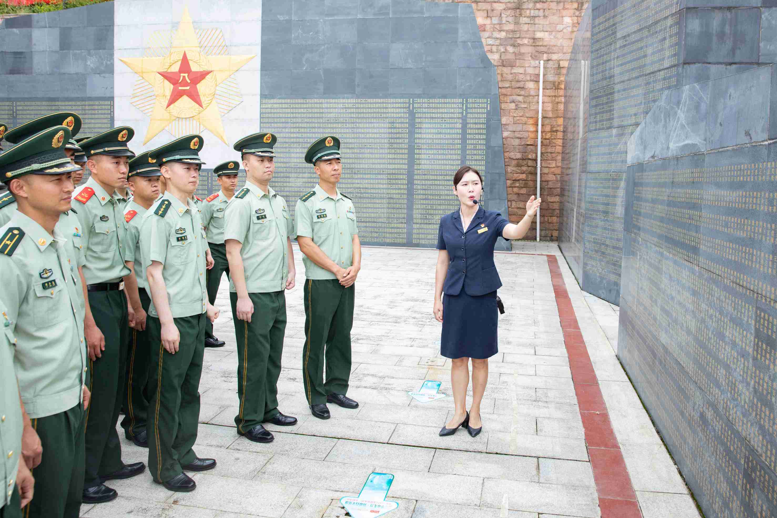 广西南宁武警官兵走进革命纪念馆追思历史缅怀革命先烈