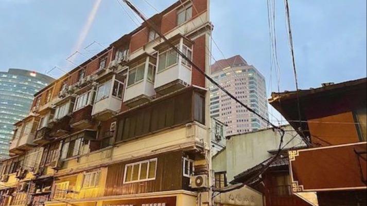 "纸片楼"位于宁波路上,石潭弄的最南端,紧邻无锡小区.