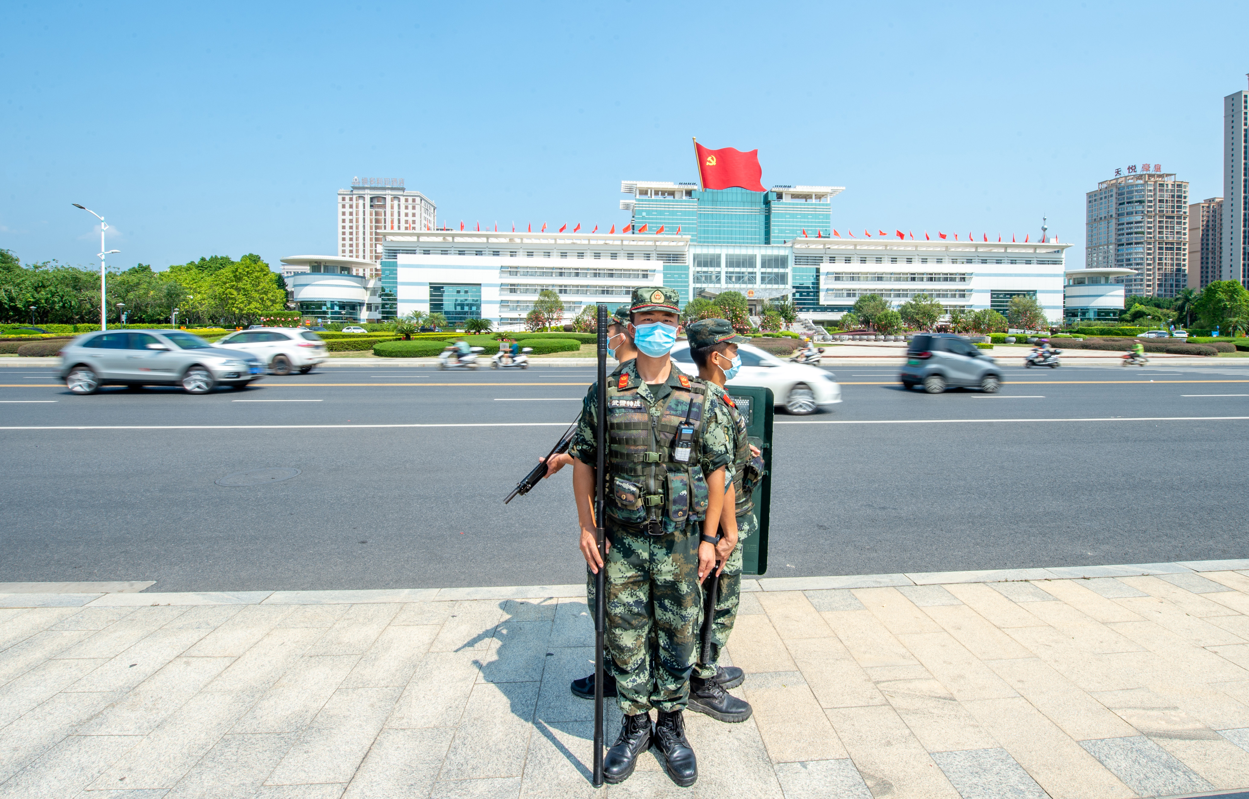 2021年10月1日,武警官兵与特警在广场徒步巡逻.