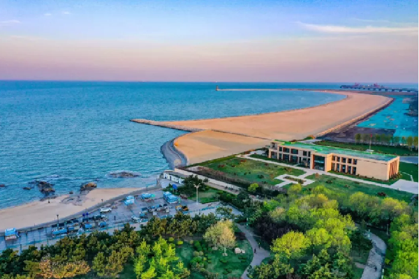 近年来,日照市将阳光海岸带作为旅游核心区域来打造,大力实施实施阳光