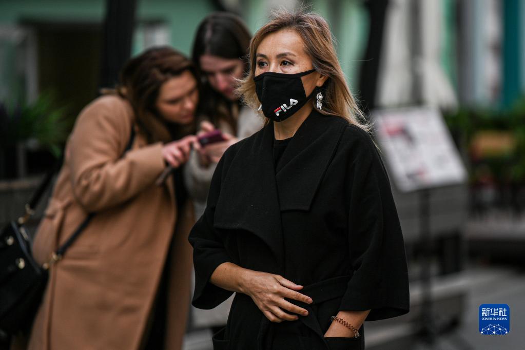 10月20日,在俄罗斯首都莫斯科,行人佩戴口罩出行.