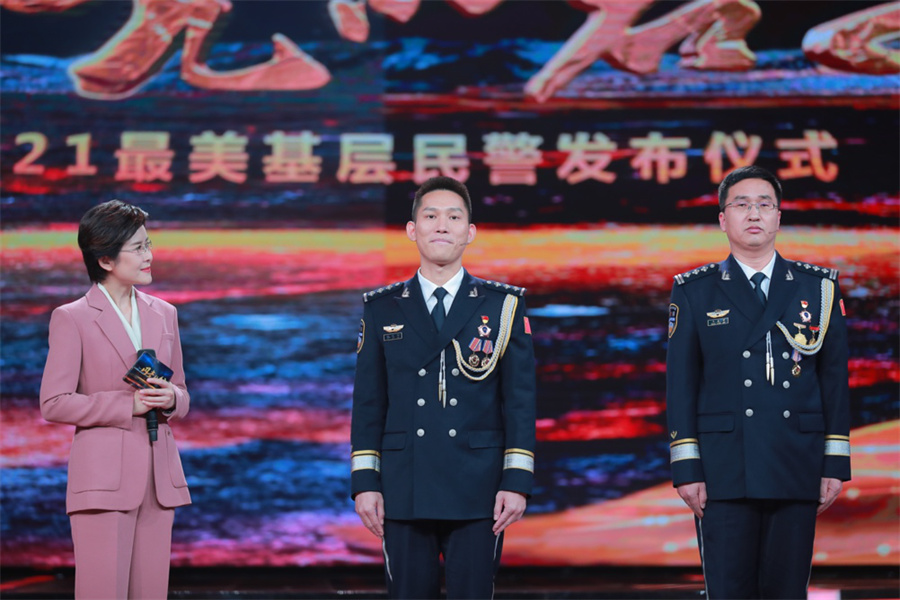 图：福建省厦门市公安局侨英派出所社区警务队队长 林志兴、河北省石家庄市公安局桥西分局吕建江综合警务服务站主任 王永辉讲述新时代公安民警传承精神，为建设更高水平的平安中国所做出的努力和贡献。