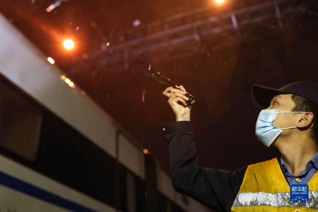 新华全媒+｜春运第一批列车的&ldquo;打温人&rdquo;