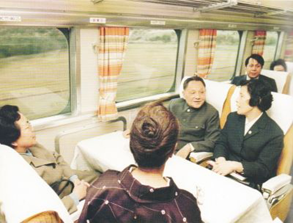 1978年10月，邓小平访问日本时乘坐新干线列车。
