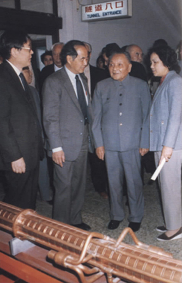 1988年10月24日，邓小平参观北京正负电子对撞机实验室。