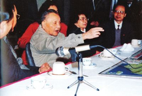 1992年1月，邓小平视察深圳。