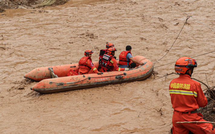 7月16日，甘肃省庆阳市庆城县翟家河乡消防救援人员运用橡皮艇转移被困群众。（甘肃省森林消防总队平凉支队供图）