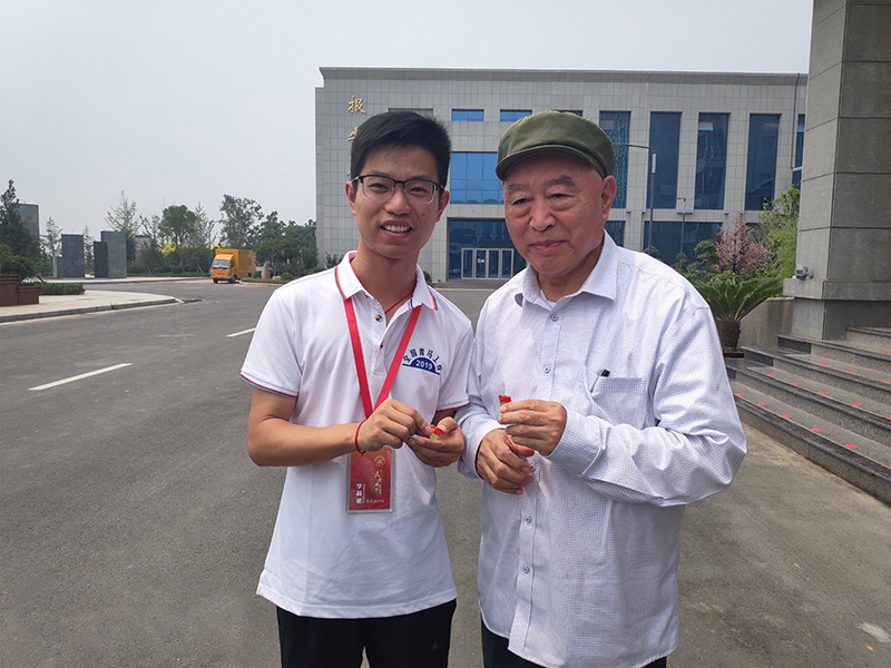 　　2019年7月，全国高校青年党员骨干培训示范班在全国党员教育培训示范基地&mdash;&mdash;新乡先进群体精神教育基地开班，当时正在读研究生的钟开炜参加了培训并和吴金印交换了党员徽章。