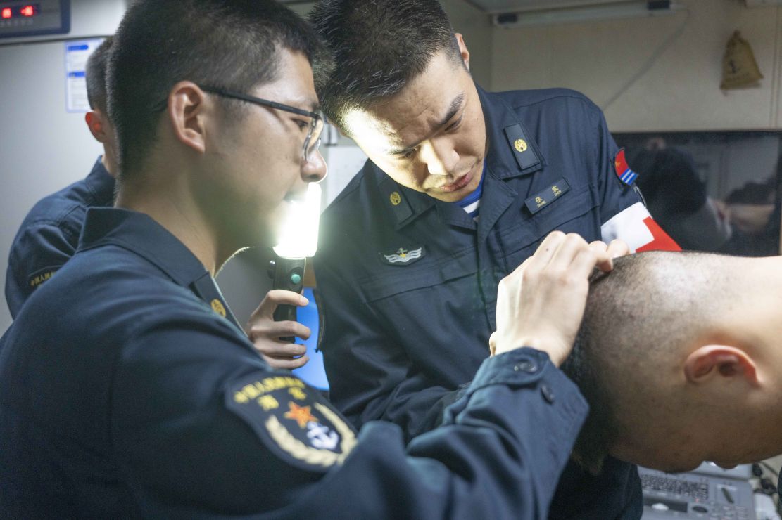 医疗队员,舰艇卫生员开展战位巡诊