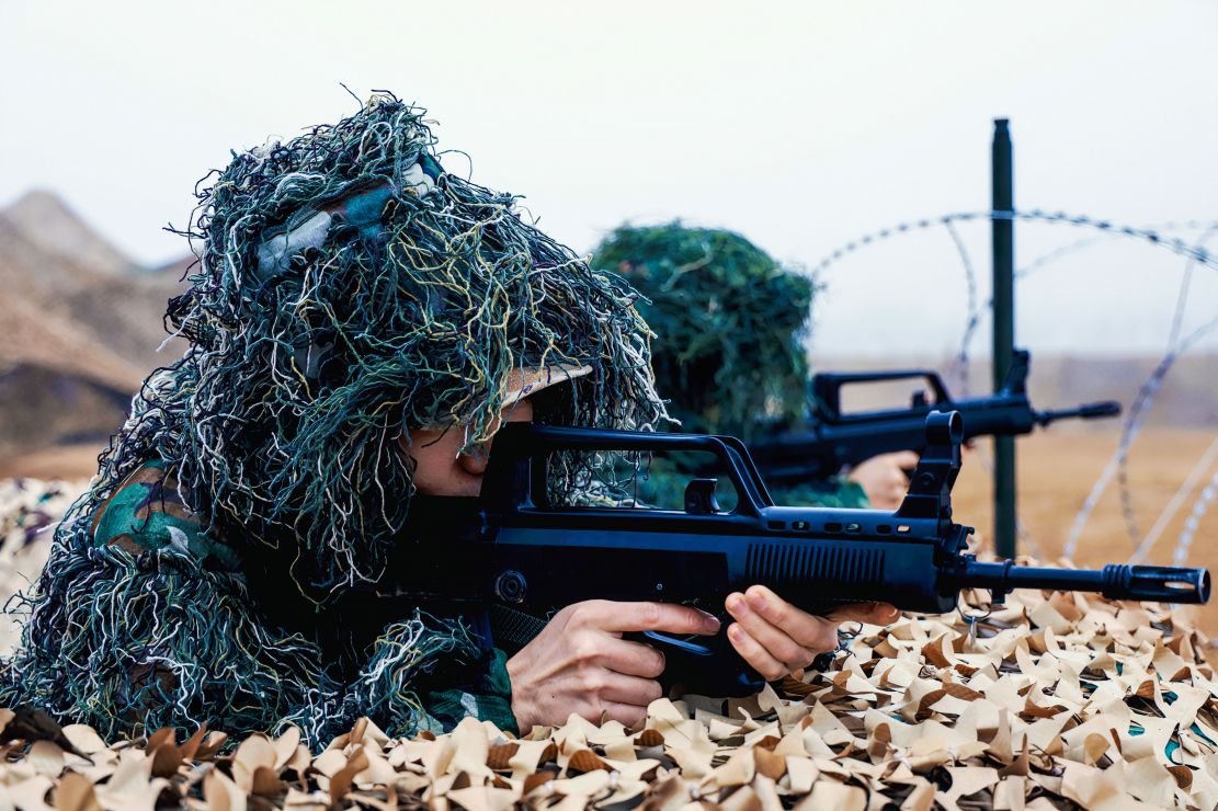 图为警戒防卫组隐蔽侦察