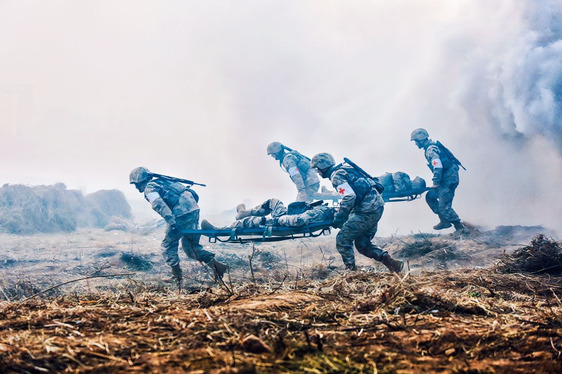 图为机动救护组火线转运伤员