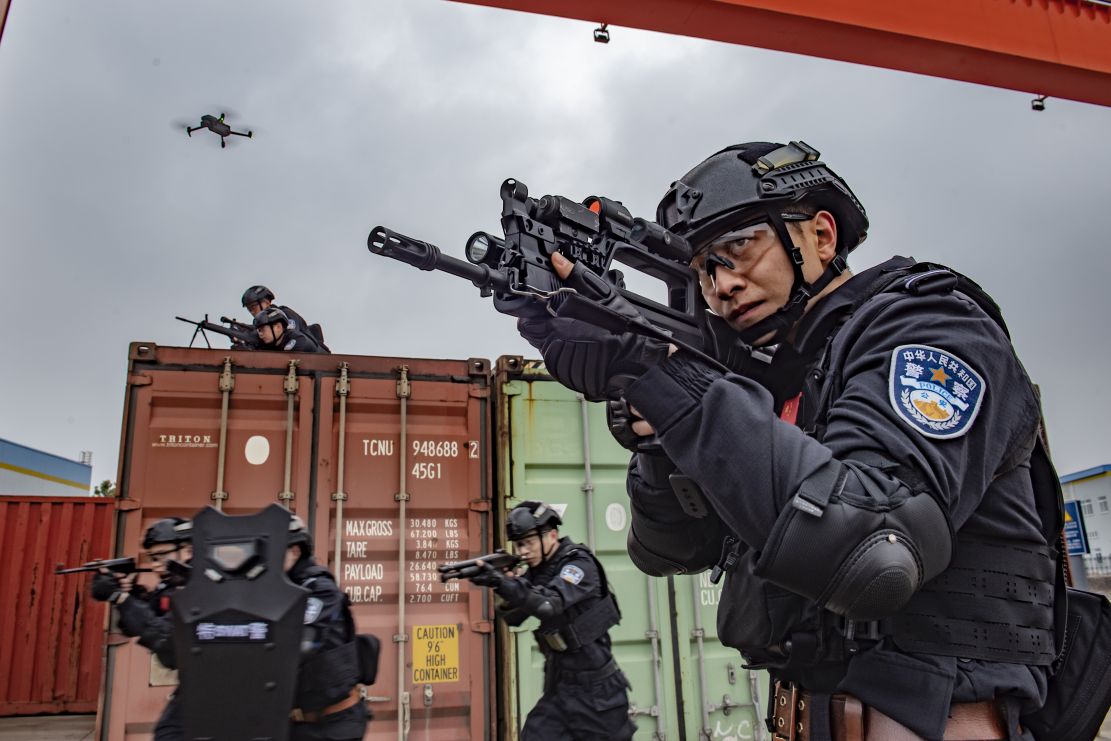 特警队员利用无人机对目标发起突击