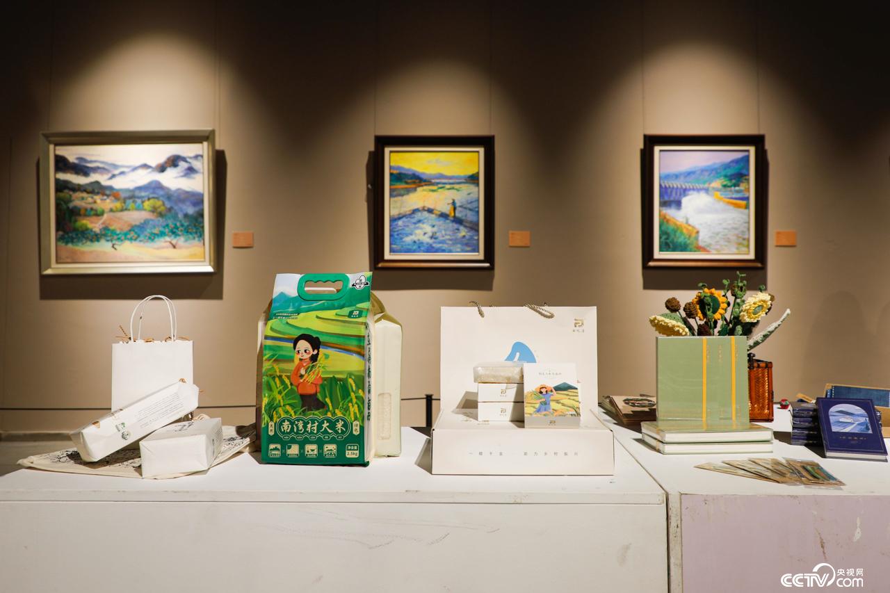 “乡村文韵——农民书画精品展暨屏南乡村文创产品展 ”在福州举办_新闻频道_央视网(cctv.com)