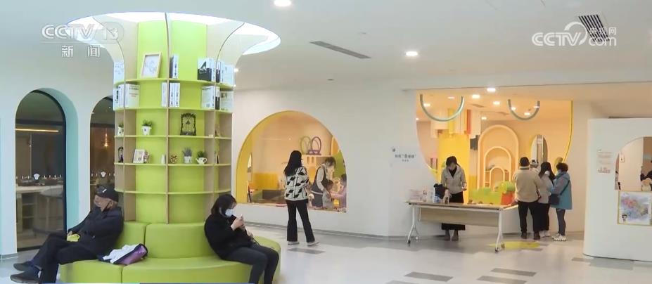 上海市提出了社区托育服务点概念,通过建设社区“宝宝屋”,着力打造“15分钟托育服务圈”。在上海普陀区桃浦社区,托育点依托党群服务中心的现有场所,提供嵌入式的临时照护服务。社区周边1岁—3岁的婴幼儿家庭都可以享受一年12次、每次2小时的免费托育服务,后续还可以以每次50元的价格购买服务。