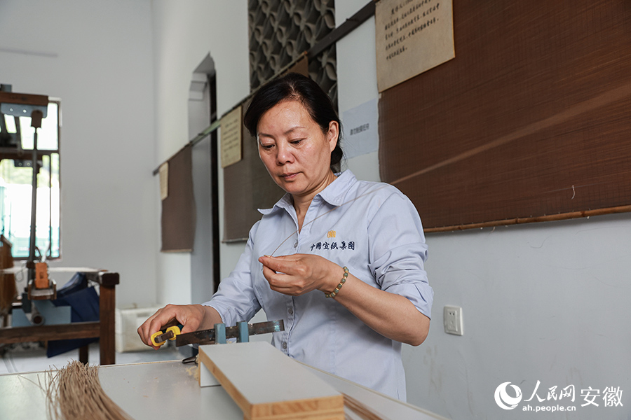 捞纸需要两位师傅默契配合。人民网记者 张俊摄