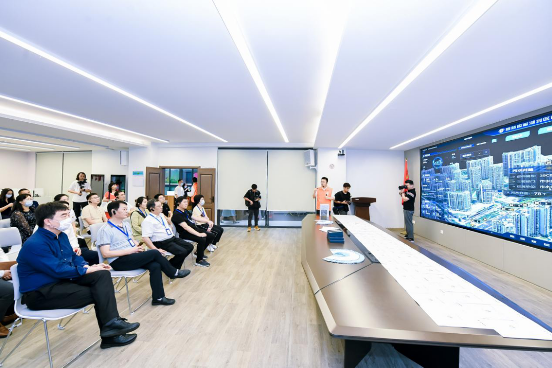 图为考核评估专家在侨香社区开展现场评估