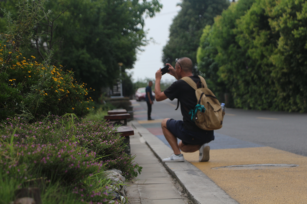 游客在绵竹&ldquo;年画村&rdquo;摄影留念。（何川 摄）