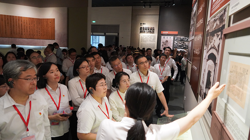 学员在毛泽东同志纪念馆认真听讲解