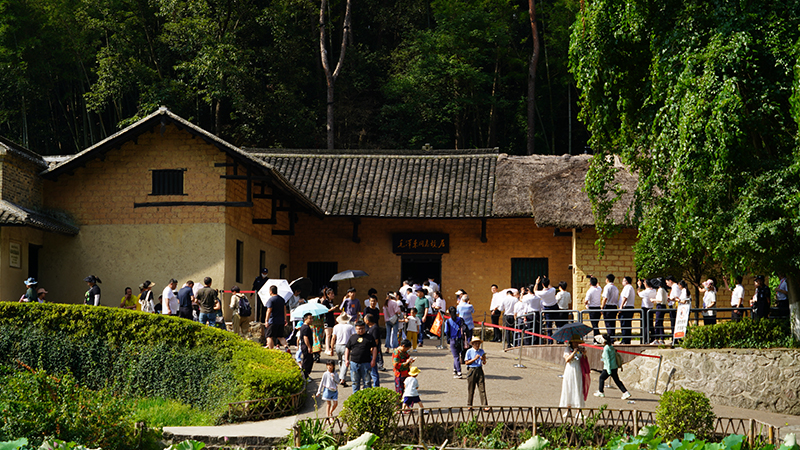 培训班学员在毛泽东同志故居学习