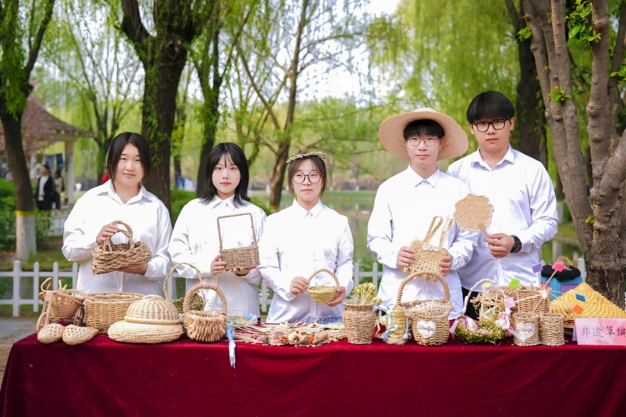 学生展示非遗作品。