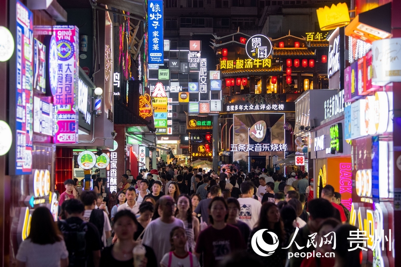 6月21日,贵阳,青云市集内游人如织。人民网记者 翁奇羽摄