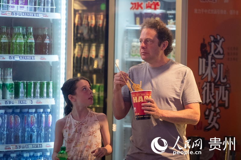 6月21日,贵阳青云市集内,游客边逛边吃。人民网记者 翁奇羽摄