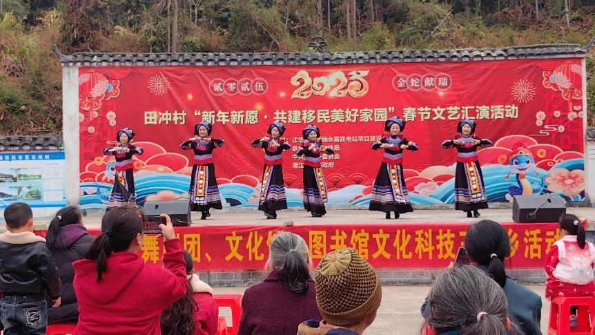 湘江鄉田沖村56戶灣水源抽水蓄能項目移民過小年（李濤/攝）