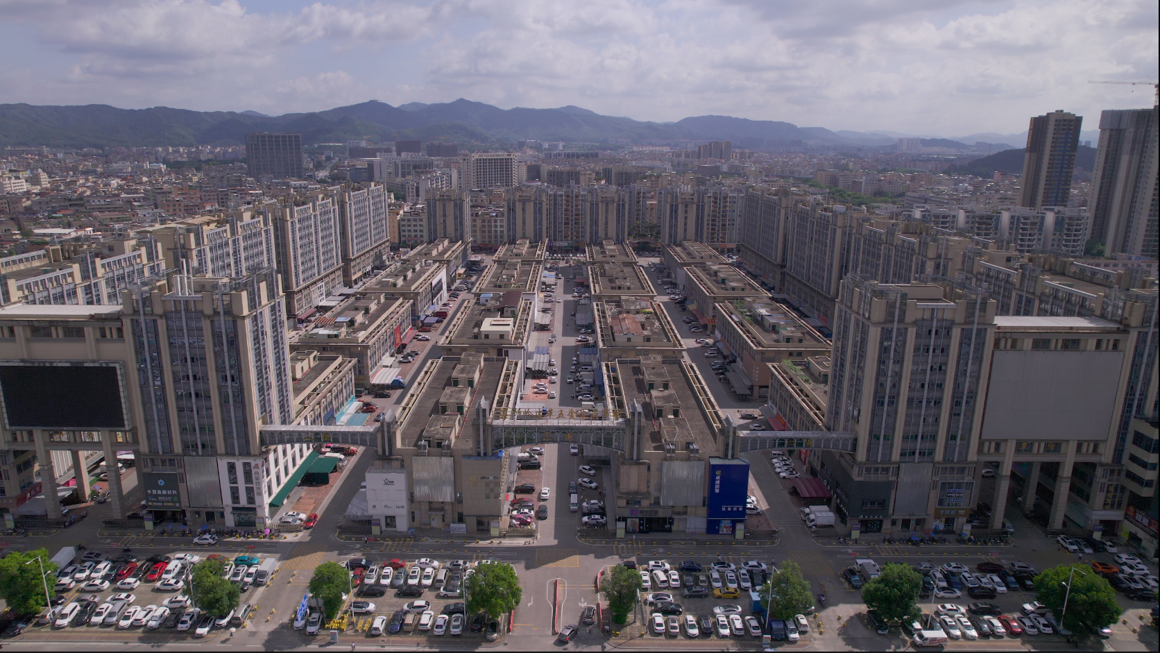 狮岭皮革五金龙头市场