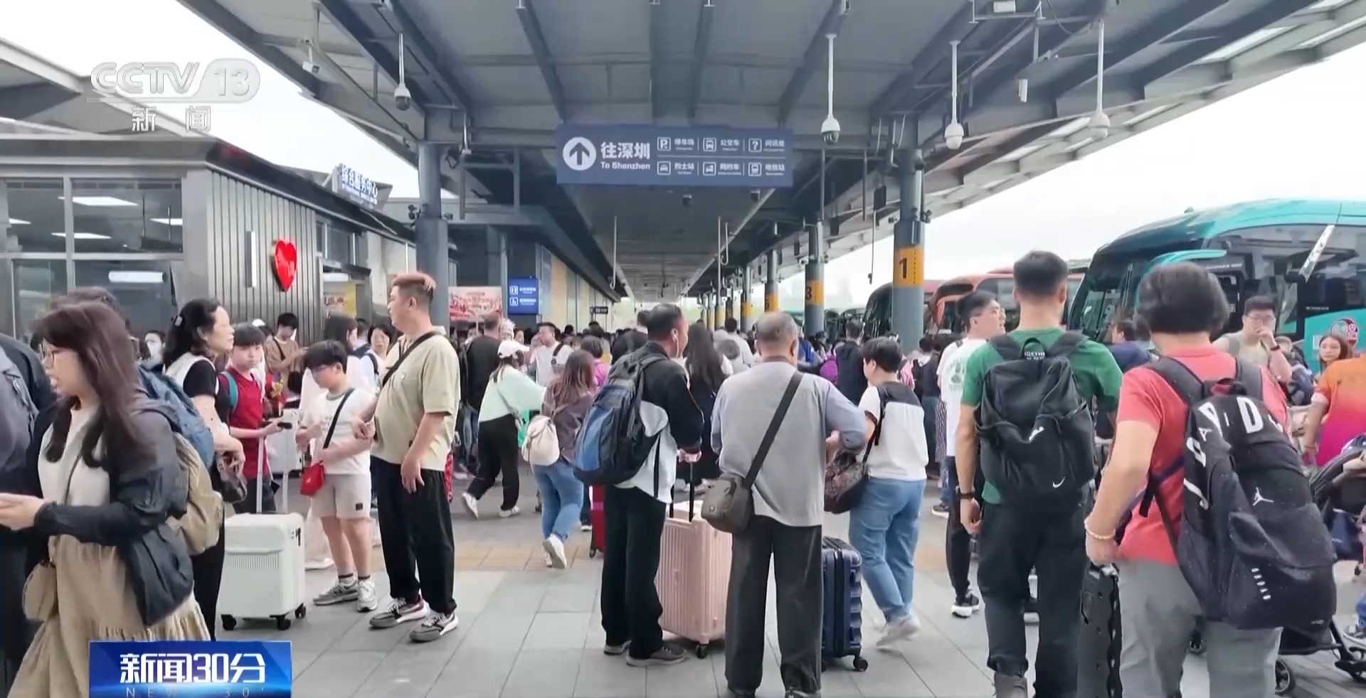 好多人啊 港澳公共假期“内地游”火爆像“春运”