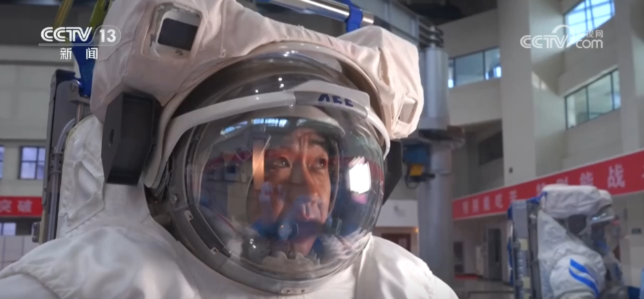 方寸包裹浓缩亲情无限 揭秘神二十乘组的“私人行囊”