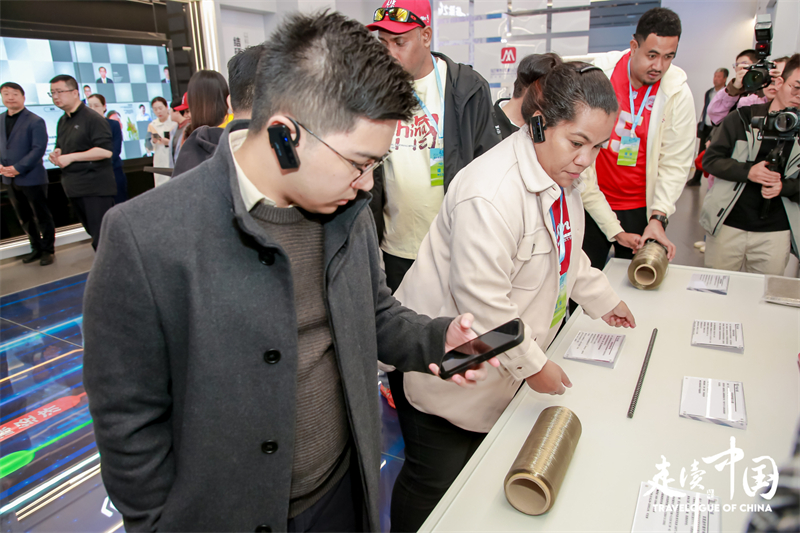 菲律宾《商业镜报》蔡辰威（左）在乌兰察布察哈尔高新技术开发区听取讲解。环球网供图