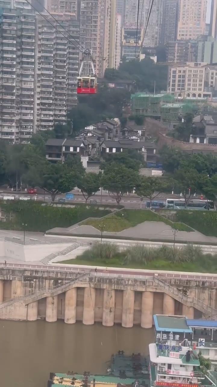 重庆长江索道运营中途突发停运，游客称悬在半空急停感到恐惧